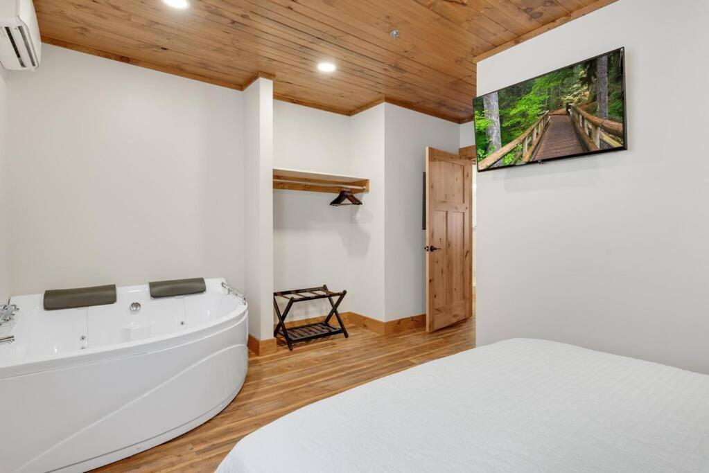 Hickory Suite - Main Street Lodge In Berlin Exteriör bild
